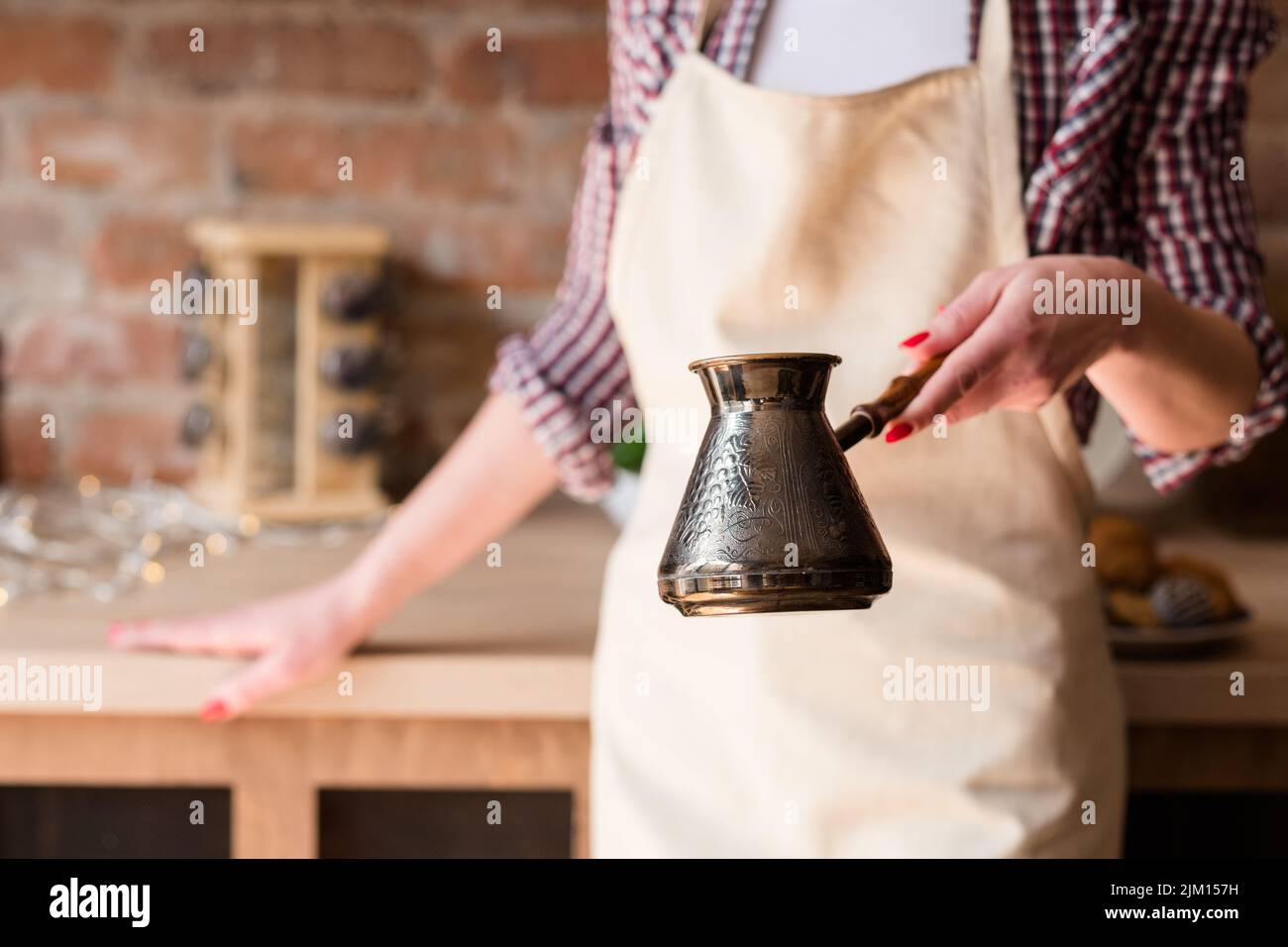 Kaffee brauen Hause hält jezve türkischen Topf Stockfoto