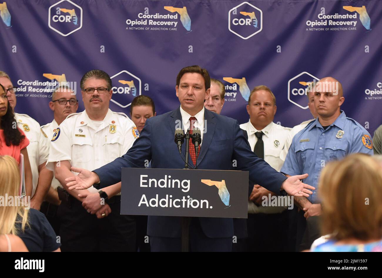 Rockledge, Usa. 03. August 2022. Florida Gov. Ron DeSantis spricht auf einer Pressekonferenz, um die Erweiterung eines neuen, pilotierten Drogenmissbrauchs- und -wiederherstellungs-Netzwerks zur Unterbrechung der Opioid-Epidemie in der Space Coast Health Foundation in ROCKLEDGE, Florida, bekannt zu geben. Das koordinierte Netz zur Opioidwiederherstellung (CORE) der Suchtversorgung wurde in Palm Beach County pilotiert und wird in bis zu zwölf Grafschaften expandieren, um Floridas im Kampf gegen die Suchtproblematik zu unterstützen. (Foto von Paul Hennessy/SOPA Images/Sipa USA) Quelle: SIPA USA/Alamy Live News Stockfoto