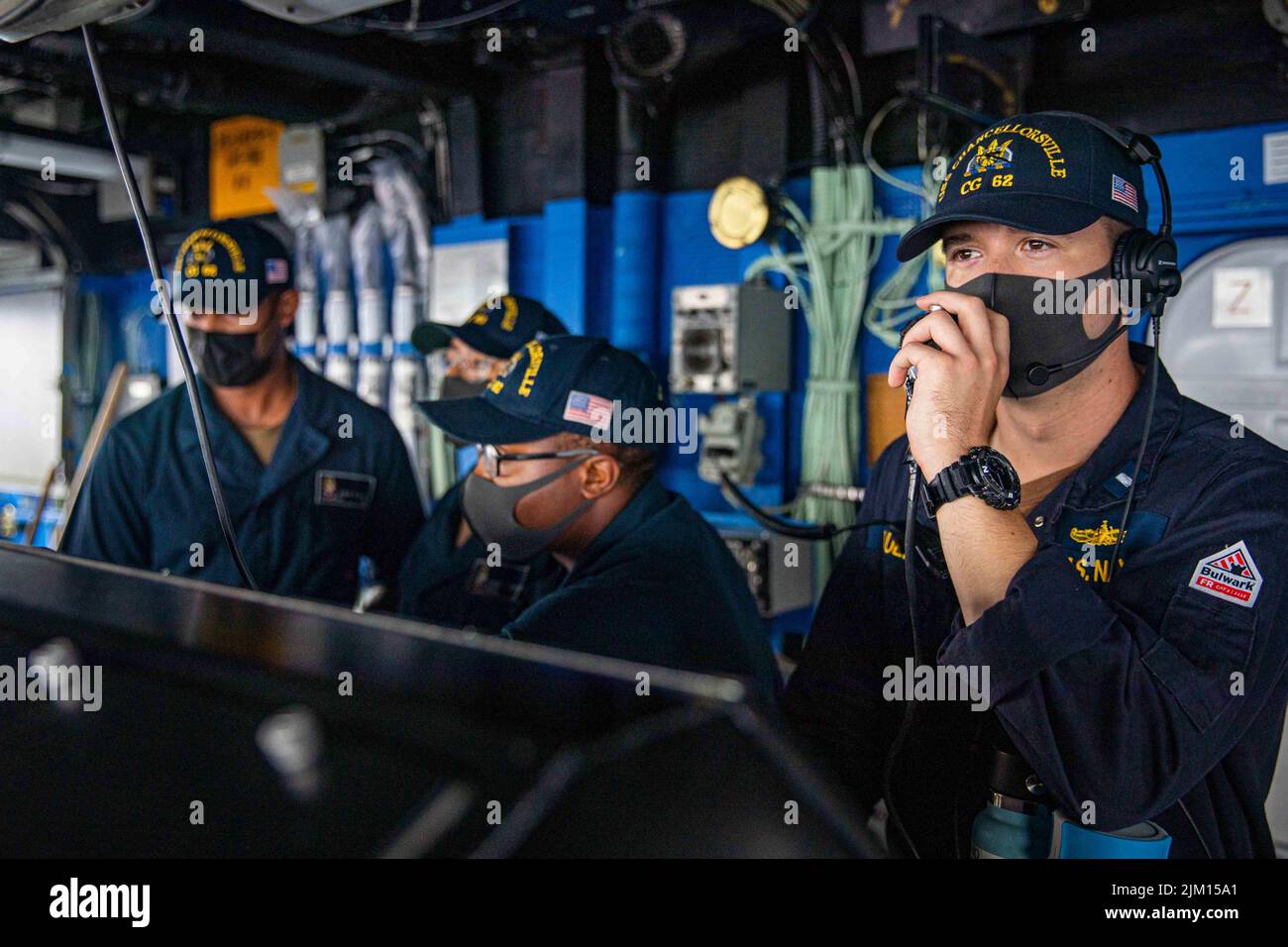 Südchinesisches Meer. 1. August 2022. Matrosen stehen im Pilothaus an Bord des Lenkraketen-Kreuzers USS Chancellorsville (CG 62) der Ticonderoga-Klasse während einer Auffüllung auf See mit Henry J Kaiser Klasse Oiler USNS Big Horn (T-AO 198) im Südchinesischen Meer am August unter Beobachtung. 1, 2022. Chancellorsville wird zur Unterstützung der Sicherheit und Stabilität im Indo-Pazifik-Raum in die US-7.-Flotte eingesetzt und ist dem Kommandanten der Task Force 70 zugewiesen, einer kampfbereiten Truppe, die das kollektive maritime Interesse ihrer Verbündeten und Partner in der Region schützt und verteidigt. (Bild: © U.S. Navy/ZUMA Pres Stockfoto