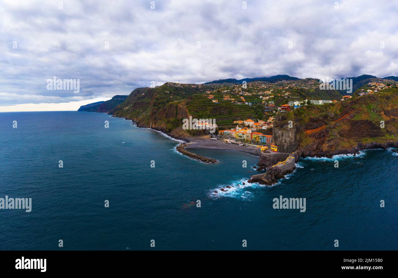 Luftpanorama von Ponta do Sol auf der Insel Madeira, Portugal Stockfoto
