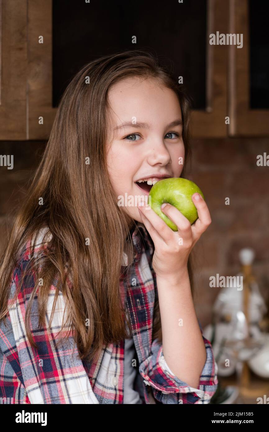Gesunde Frucht Snack Kid Diät Bio Apfel essen Stockfoto