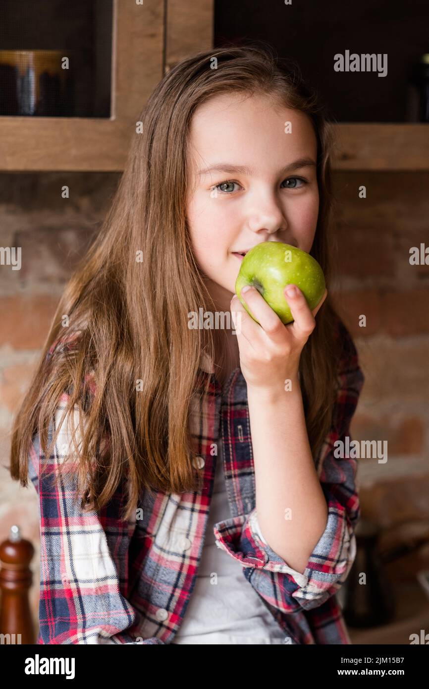 Gesunde ausgewogene Ernährung Kind Bio-Apfelfaser Stockfoto