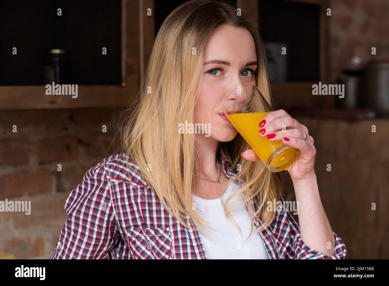 Gesundheit Wellness trinken Vitamin Orangensaft Frau Stockfoto