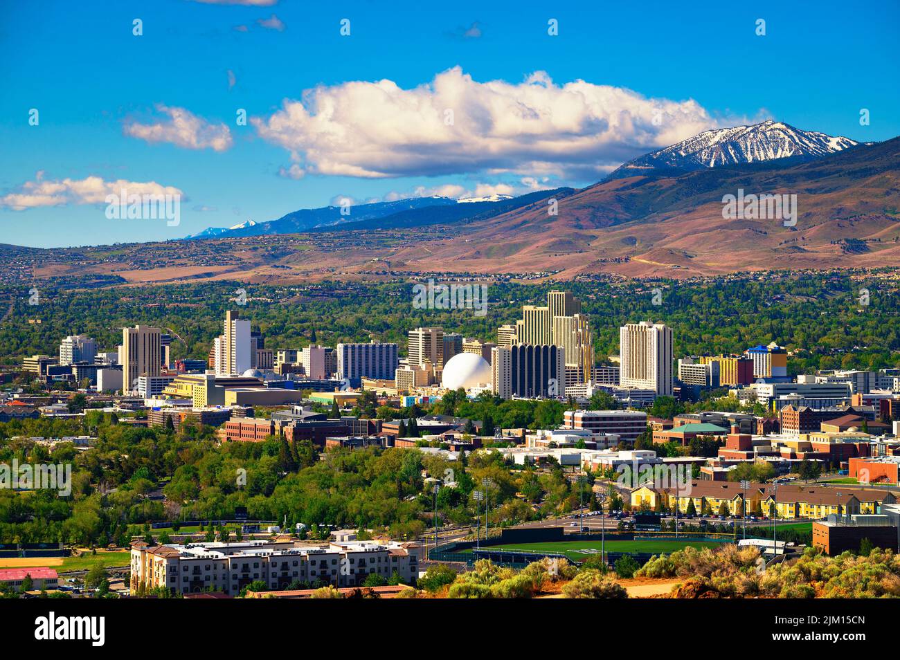 Downtown Reno Skyline, Nevada, mit Hotels, Casinos und umliegenden Bergen Stockfoto