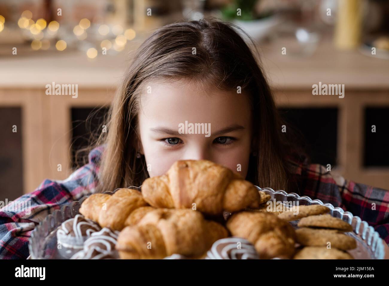 Kinderernährung ungesunde Gewohnheiten Gebäck Croissant Stockfoto