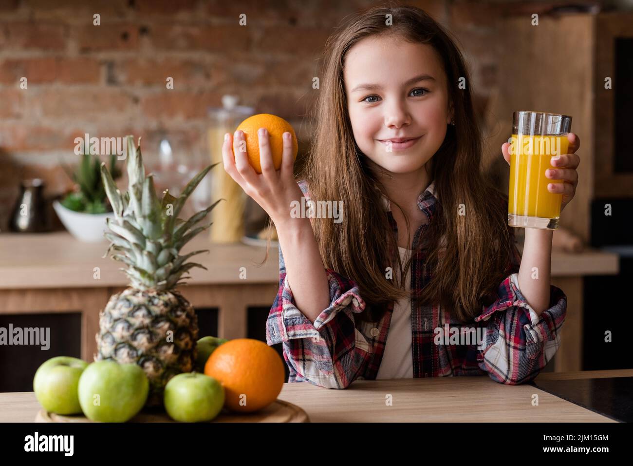 Kind gesunde Ernährung Ernährung Frühstück Saft Obst Stockfoto