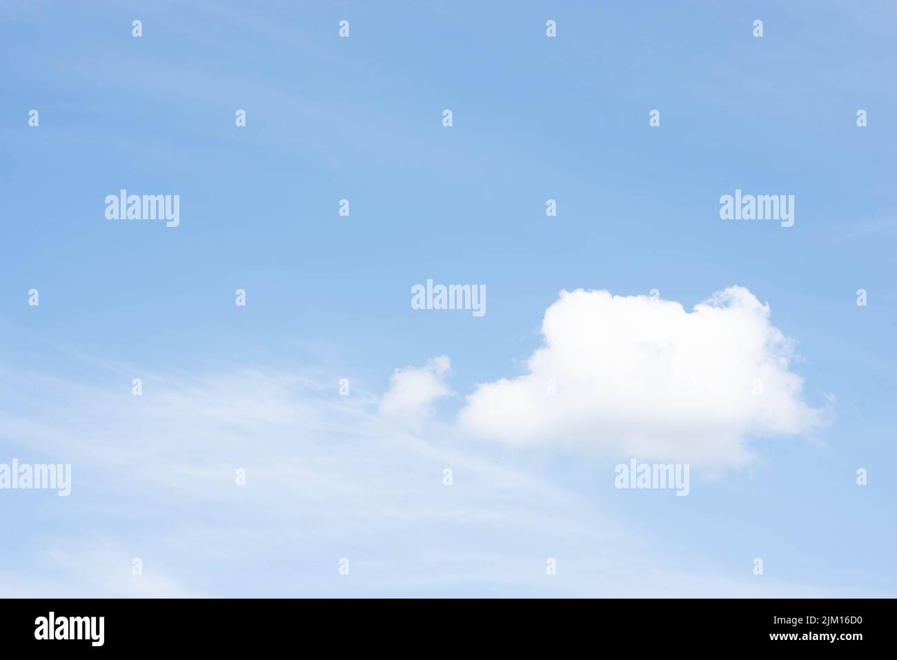 Blauer Himmel mit weißen Wolken Stockfoto