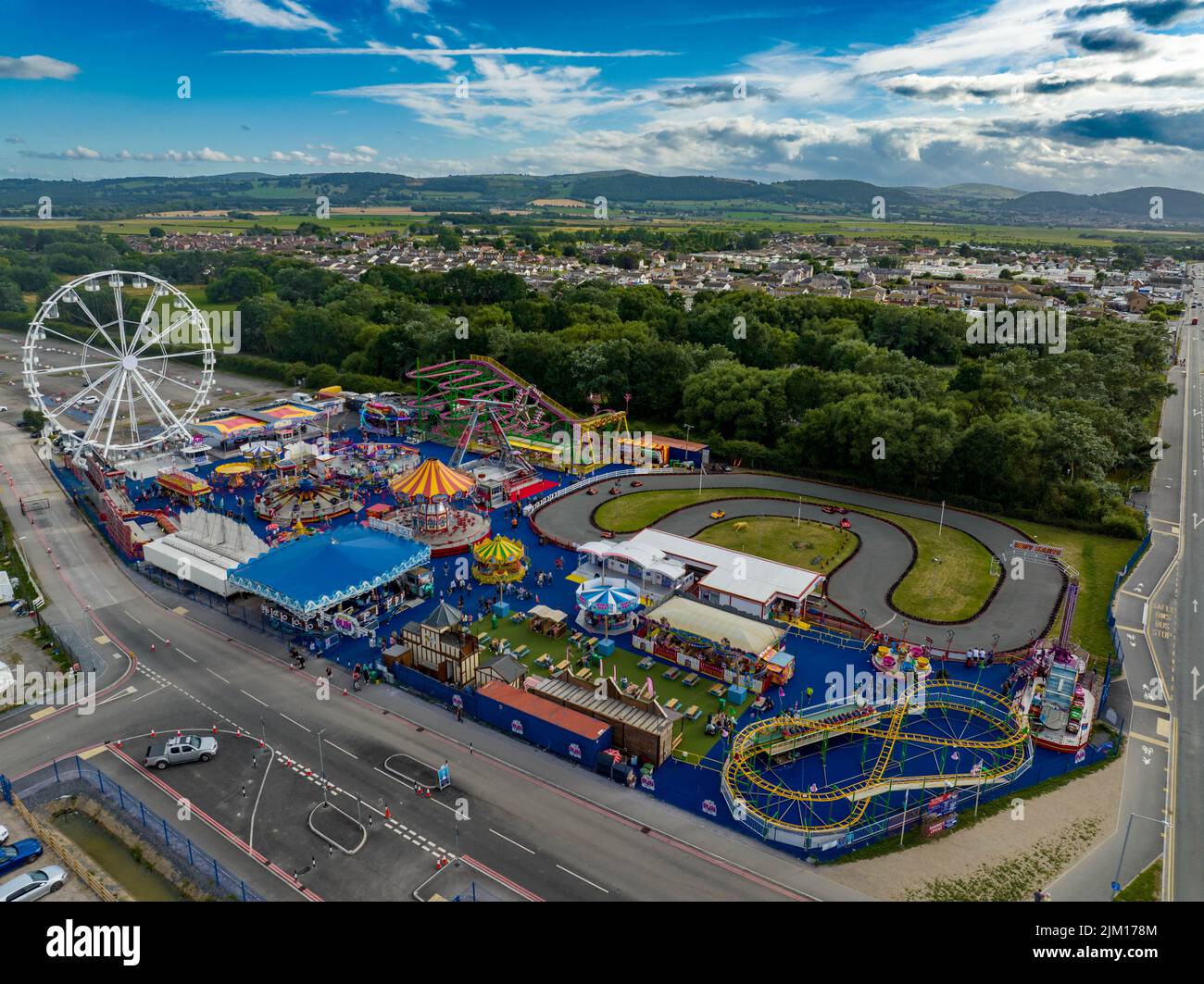 Farbenfroher Jahrmarkt in Towyn North Wales aus der Luft, Aerial Drone, Birds Eye View, Inc. Der BERÜHMTE Albert Evans Atmosphere Creator Waltzers Stockfoto