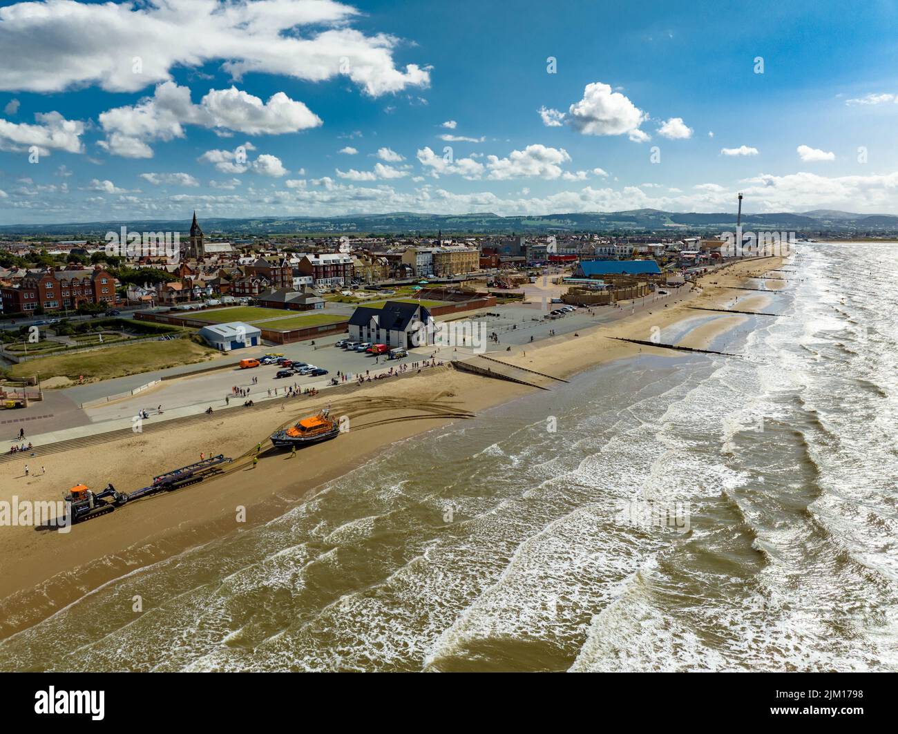 Rhyl RNLI Shannon Klasse Rettungsboot der Anthony Kenneth hörte, am Seat und am Strand von der Luft, Luftdrohne, Start- und Bergesyst geborgen Stockfoto