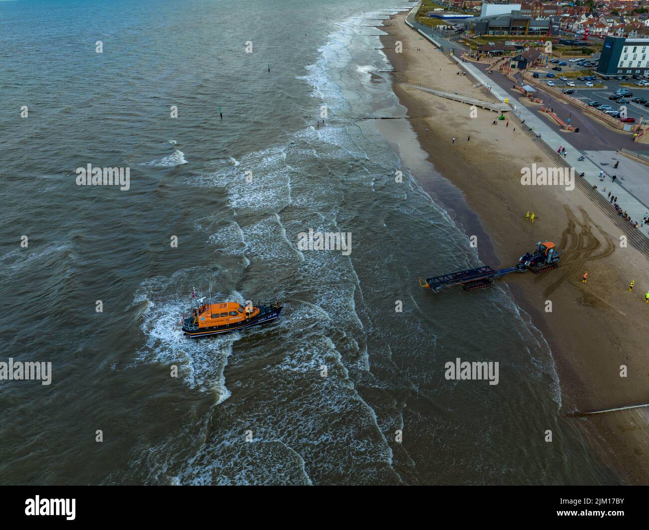 Rhyl RNLI Shannon Klasse Rettungsboot der Anthony Kenneth hörte, am Seat und am Strand von der Luft, Luftdrohne, Start- und Bergesyst geborgen Stockfoto