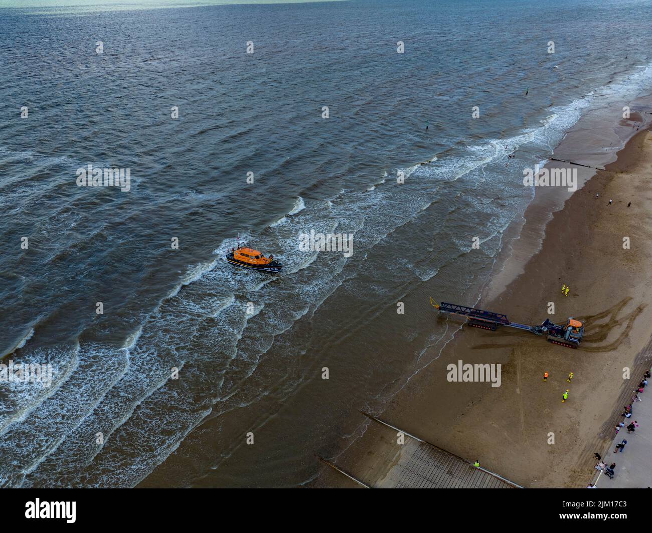 Rhyl RNLI Shannon Klasse Rettungsboot der Anthony Kenneth hörte, am Seat und am Strand von der Luft, Luftdrohne, Start- und Bergesyst geborgen Stockfoto