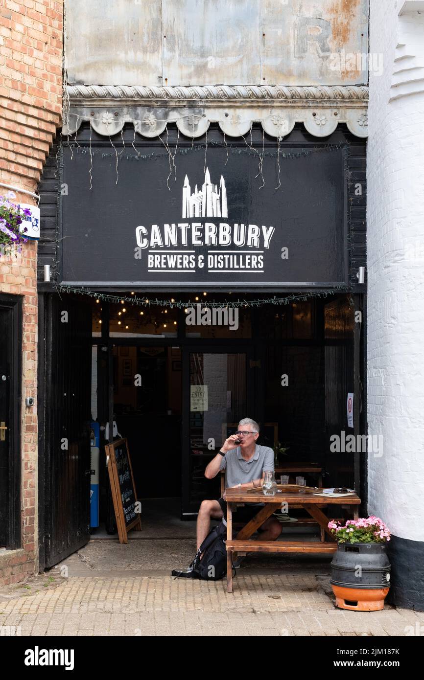 The Foundry Brew Pub, Canterbury, England, Großbritannien - Mann mit Bierflug Stockfoto
