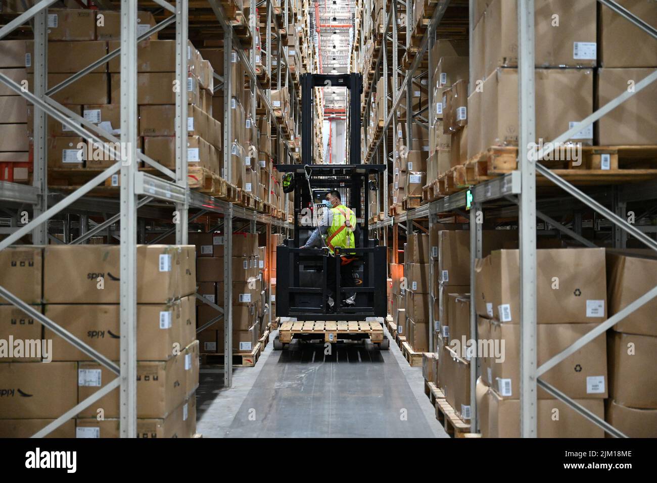 Peking, Chinas Provinz Fujian. 16.. Mai 2022. Ein Mitarbeiter arbeitet in einem Logistikpark in der Stadt Jinjiang, südöstlich der Provinz Fujian in China, 16. Mai 2022. Quelle: Zhou Yi/Xinhua/Alamy Live News Stockfoto