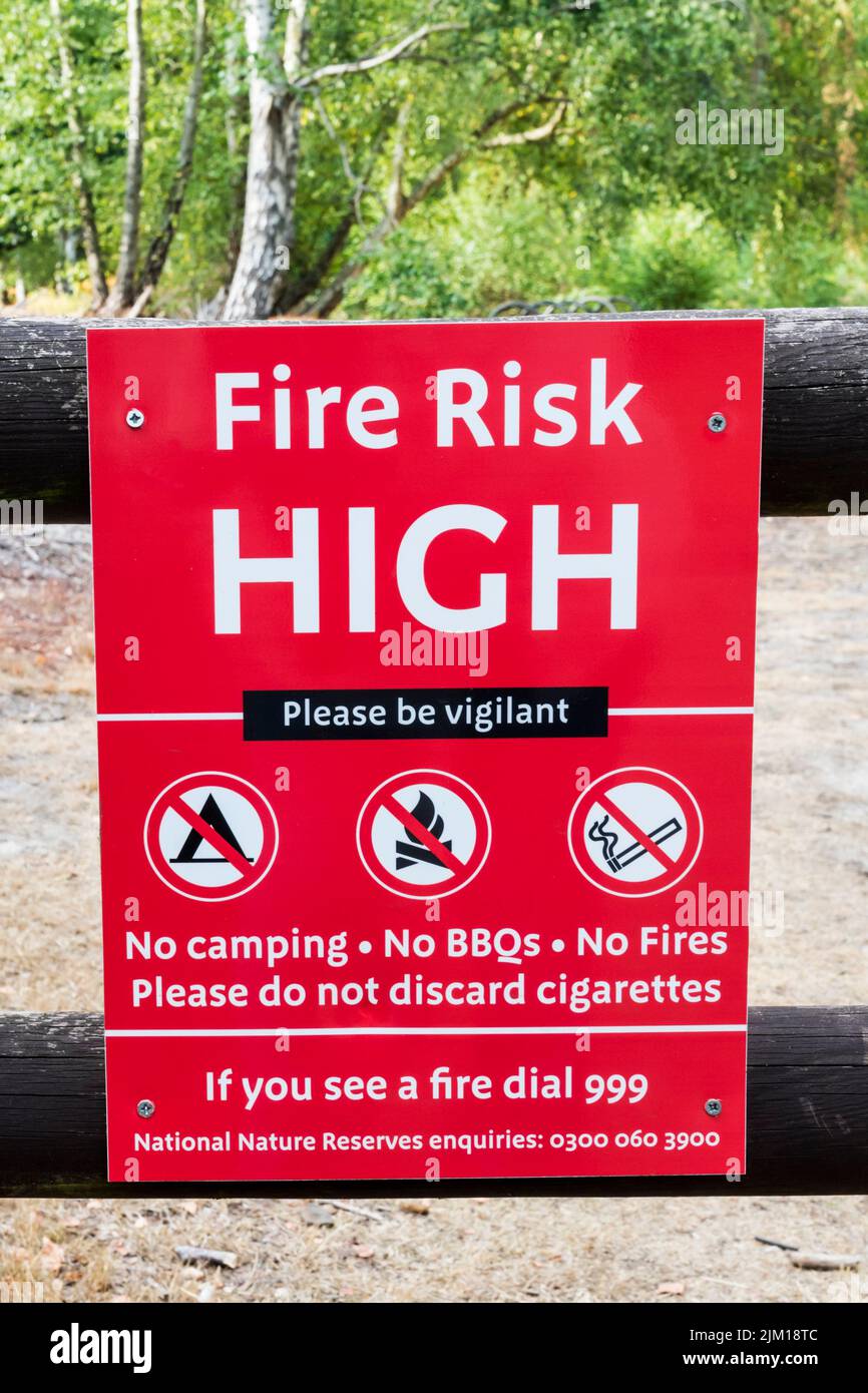 Schild mit hohem Brandrisiko im Dersingham Moor National Nature Reserve. Stockfoto