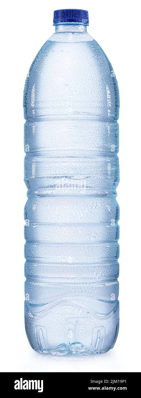 Plastikflasche mit gekühltem Wasser mit Kondenswassertropfen. Datei enthält Beschneidungspfad. Stockfoto