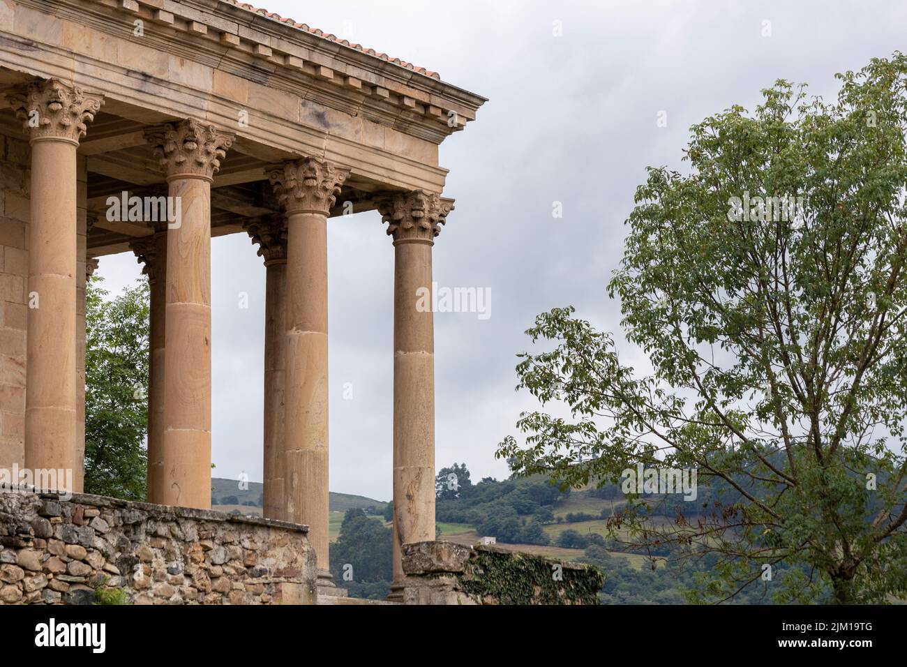 eremitage mit Säulen in las fracuas im Norden spaniens Stockfoto