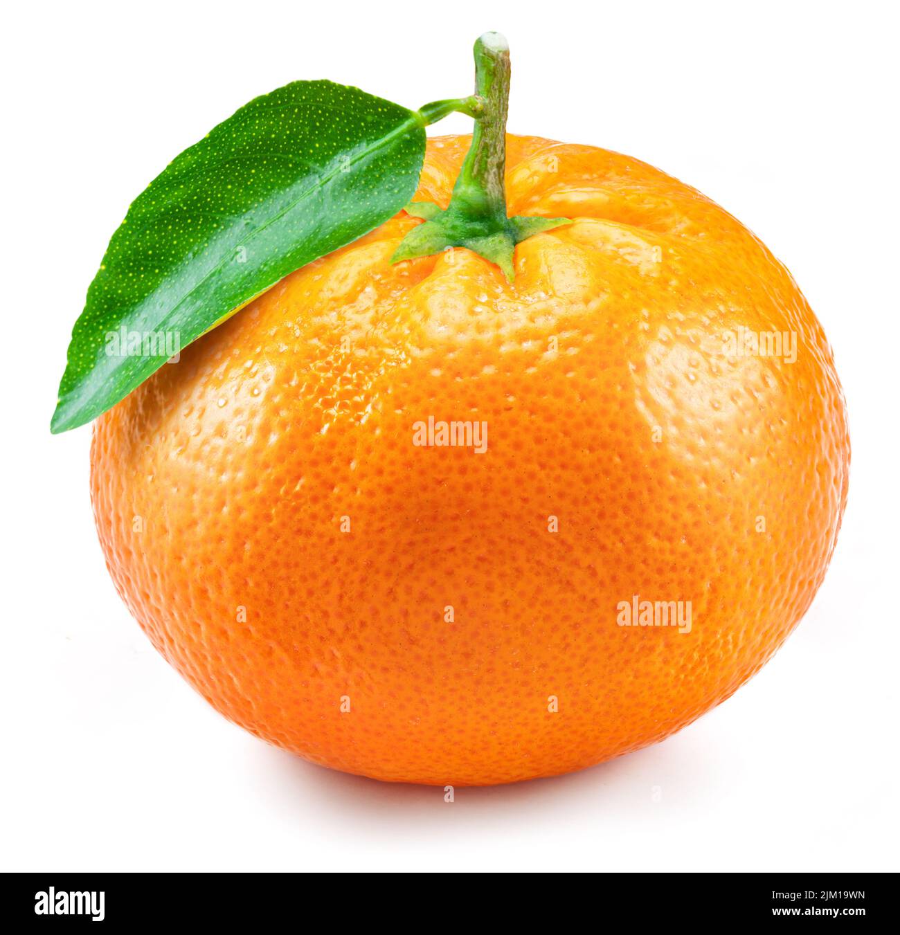 Reife Mandarinenfrucht mit grünem Blatt isoliert auf weißem Hintergrund. Bio-Mandarinen Früchte. Stockfoto