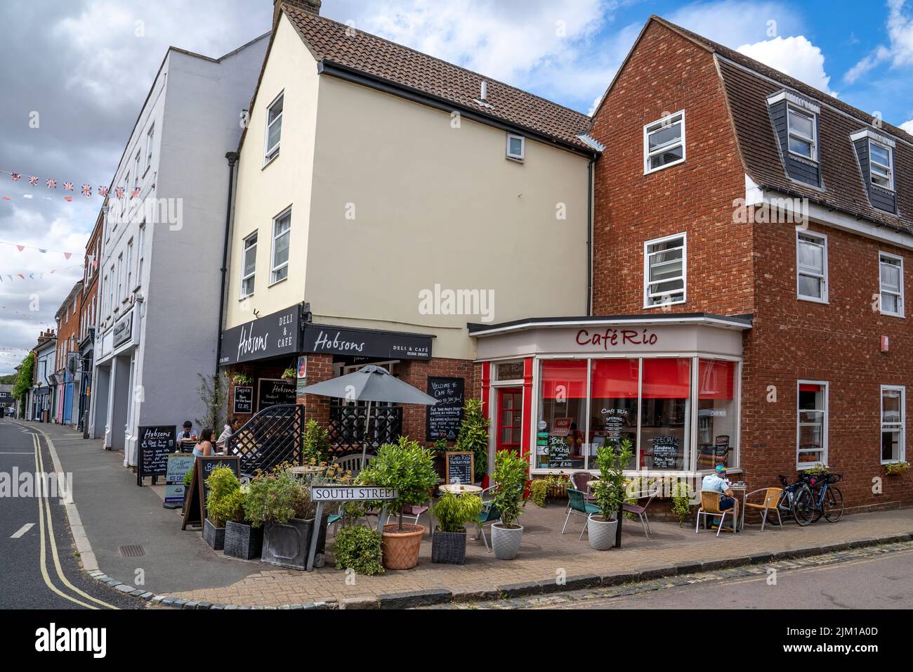 CAFE RIO UND HOBSONS CAFE UND DELI IN DER HAUPTSTRASSE VON MANNINGTREE Stockfoto