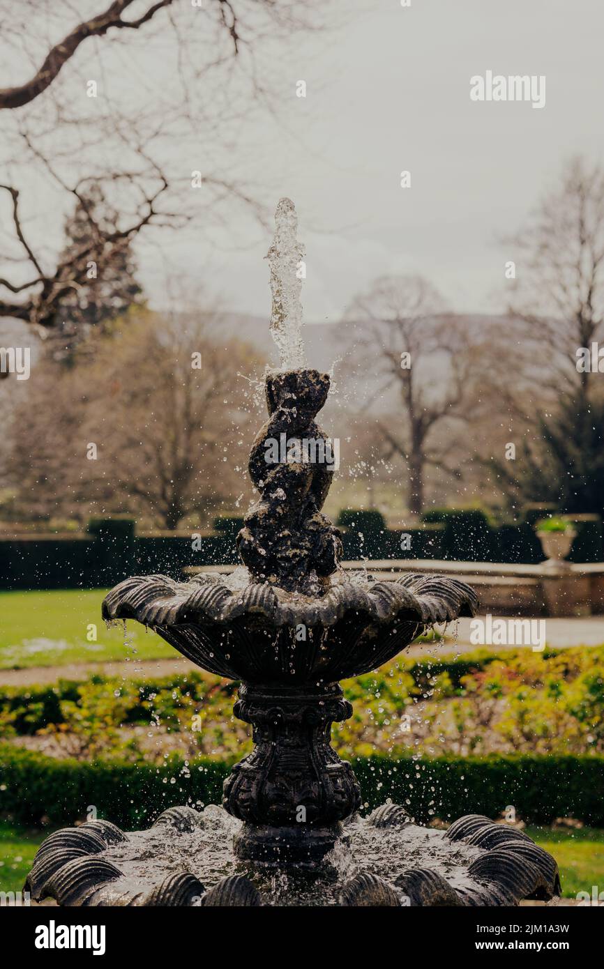 Guisborough England: April 2022: Ein Wasserbrunnen an der Außenseite der Gisborough Hall Stockfoto