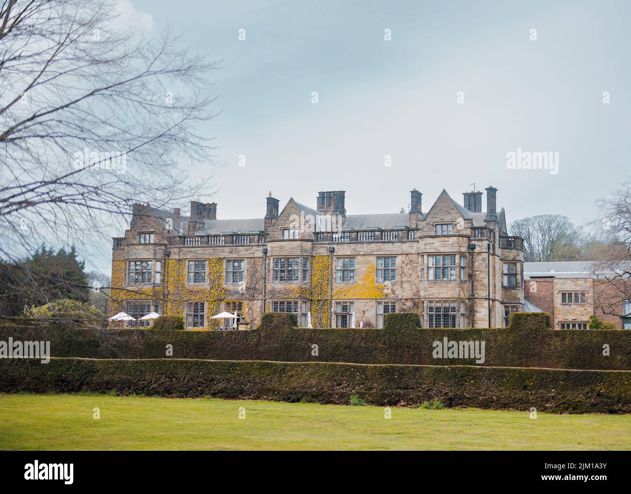 Guisborough England: April 2022: Außenansicht der Gisborough Hall Stockfoto