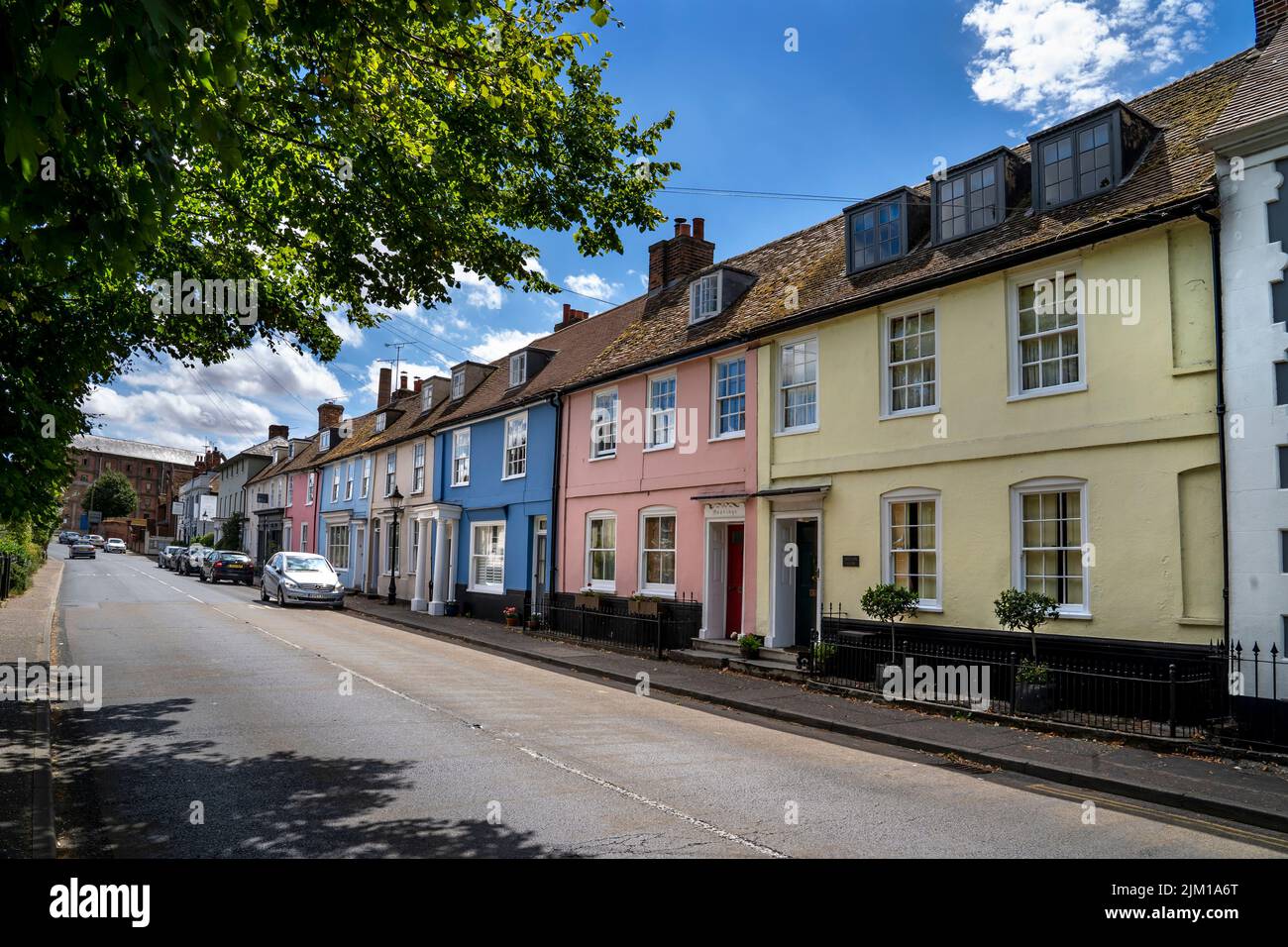 MISTLEY HIGH STREET MIT HÜBSCHEN HÄUSERN Stockfoto