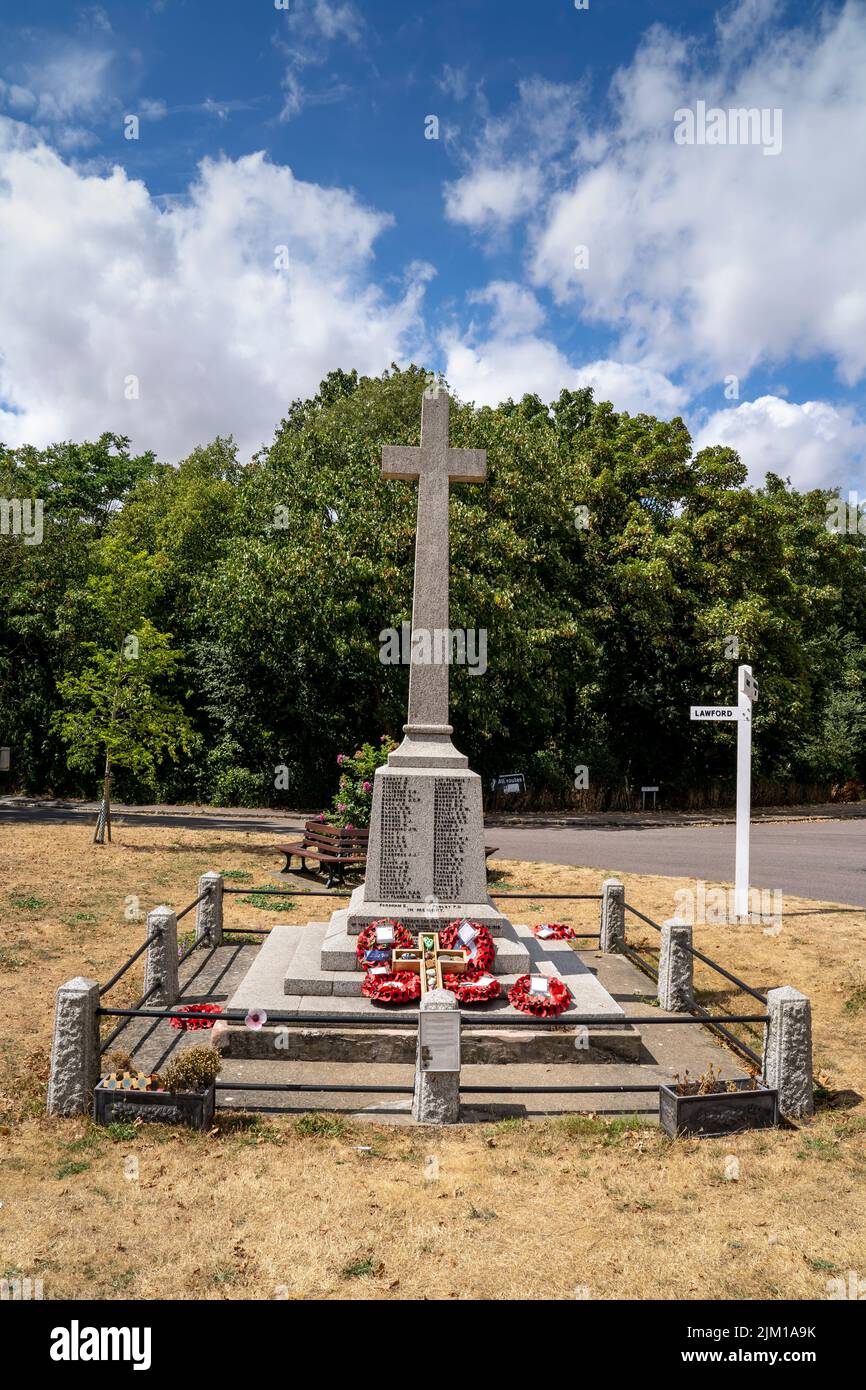 MISTLEY WAR MEMORIAL IN DER NÄHE DER ZWILLINGSTÜRME Stockfoto