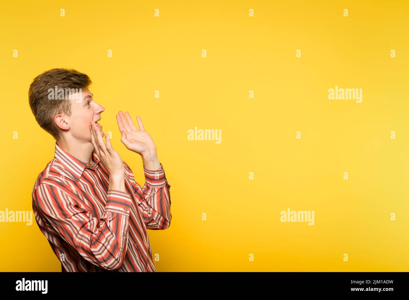 Mann schaut seitlich eingeschüchtert ängstlich freien Raum Stockfoto