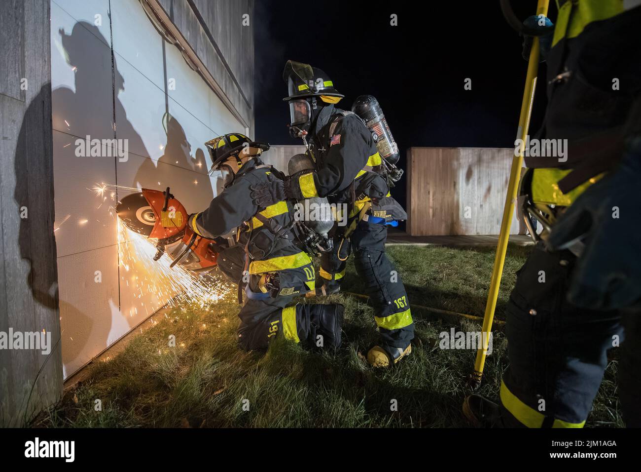 Mitglieder der Feuerwehr East Hampton wurden von Mitgliedern der RIT-Teams der Feuerwehr Sag Harbour und Amagansett bei einer Live-Brandübung in begleitet Stockfoto