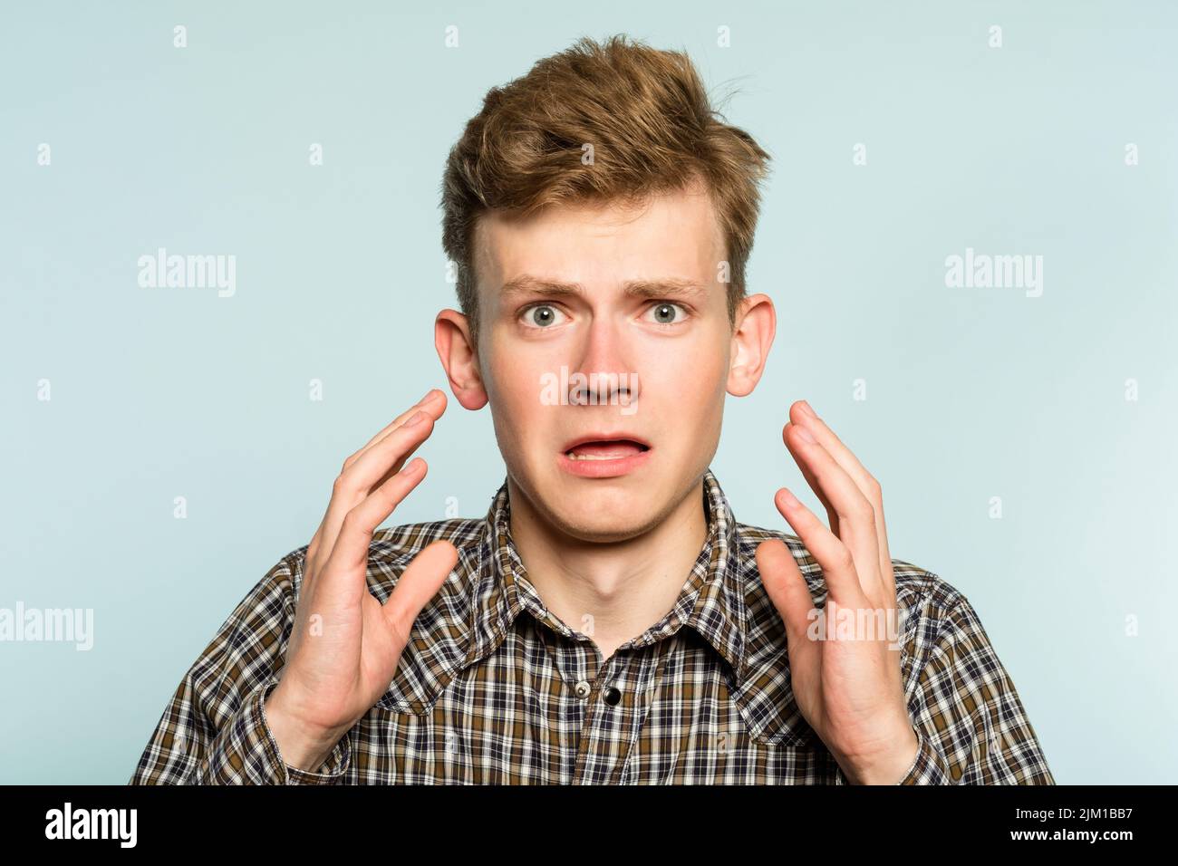 Erschrocken schockiert alarmierten Mann Bedrängnis Emotion Stockfoto