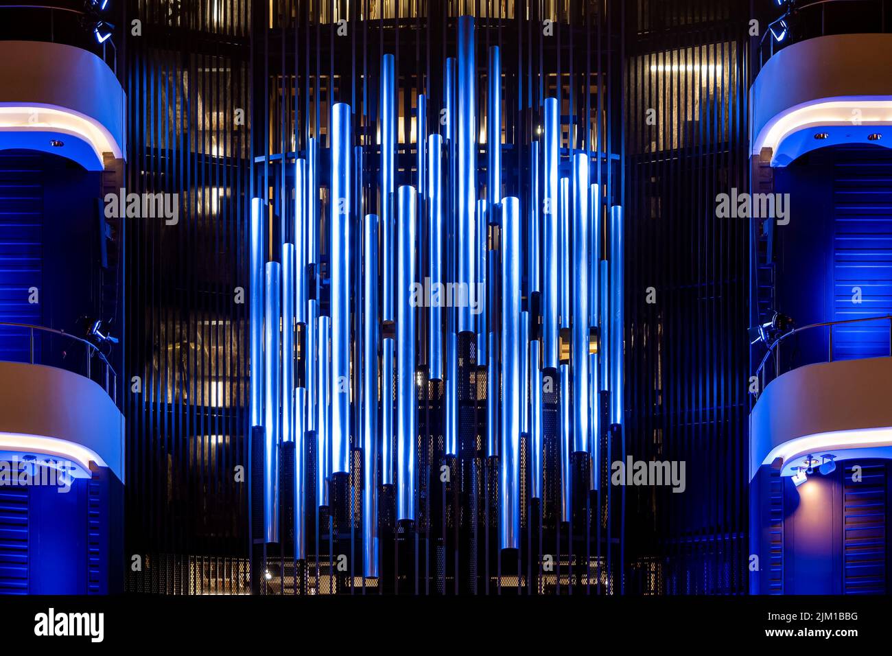 Pfeifenorgel in der Orgelhalle einer Philharmonie. Stahlrohre der Pfeifenorgel in der modernen philharmonie Stockfoto