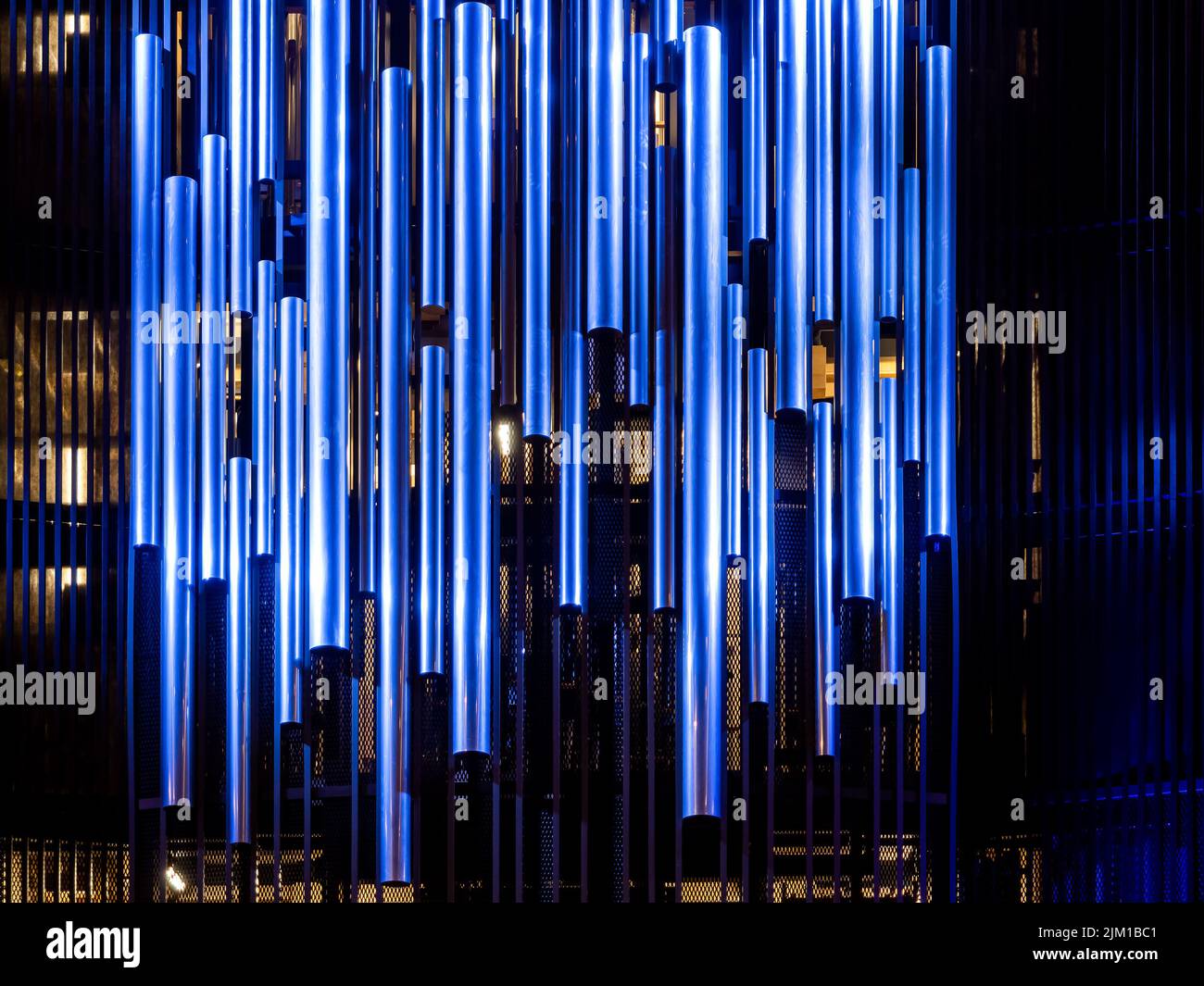 Pfeifenorgel in der Orgelhalle einer Philharmonie. Stahlrohre der Pfeifenorgel in der zeitgenössischen philharmonie Stockfoto