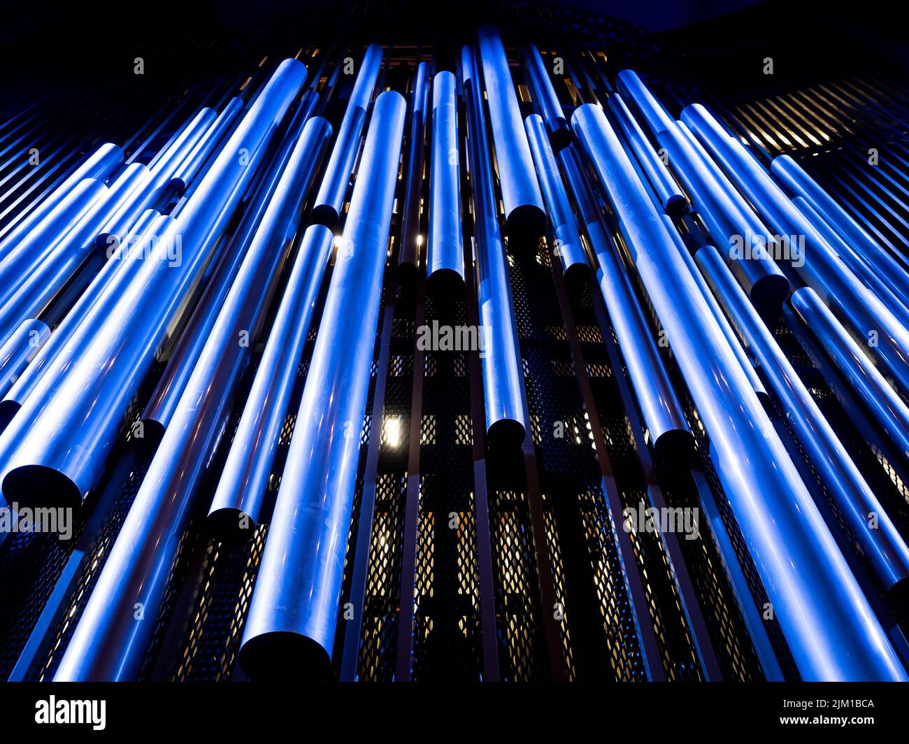 Pfeifenorgel in der Orgelhalle einer Philharmonie. Stahlrohre der Pfeifenorgel in der zeitgenössischen philharmonie. Blick auf Orgelpfeifen Stockfoto