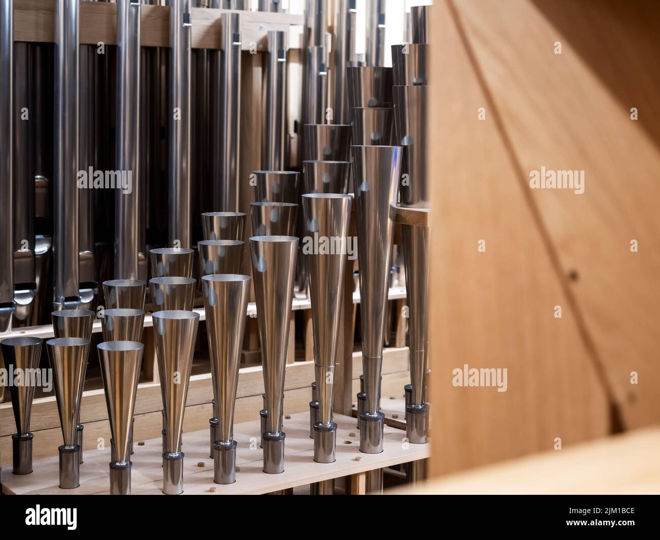 Im Inneren einer zeitgenössischen Orgel in der modernen philharmonie, Register mit verschiedenen Stahlpfeifen. Struktur der Orgel Stockfoto