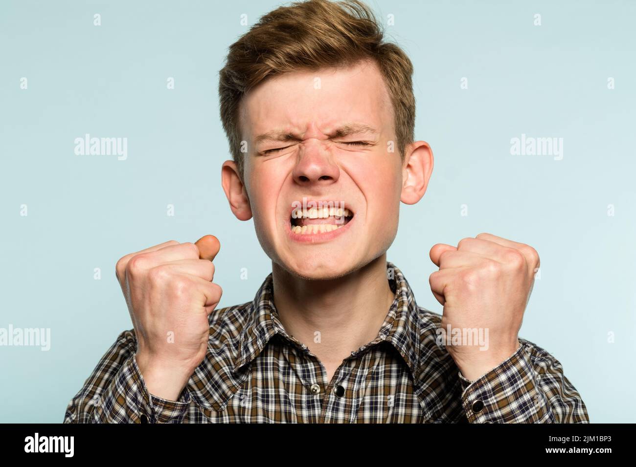 Wut Wut Hass erzürnte den Menschen, der Zähne bellen Stockfoto