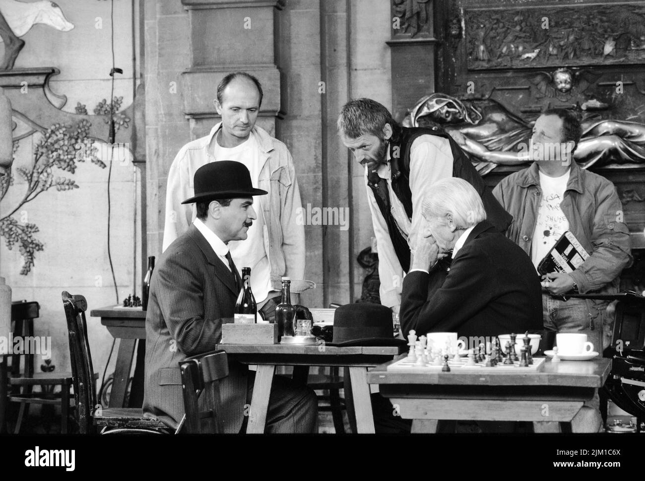 Brüssel, Belgien - 12. August 1992: David Suchet-Schauspieler, Preston Lockwood-Schauspieler und Ken Grieve-Regisseur am Set von Hercule Poirot am Grand Place in Brüssel Stockfoto