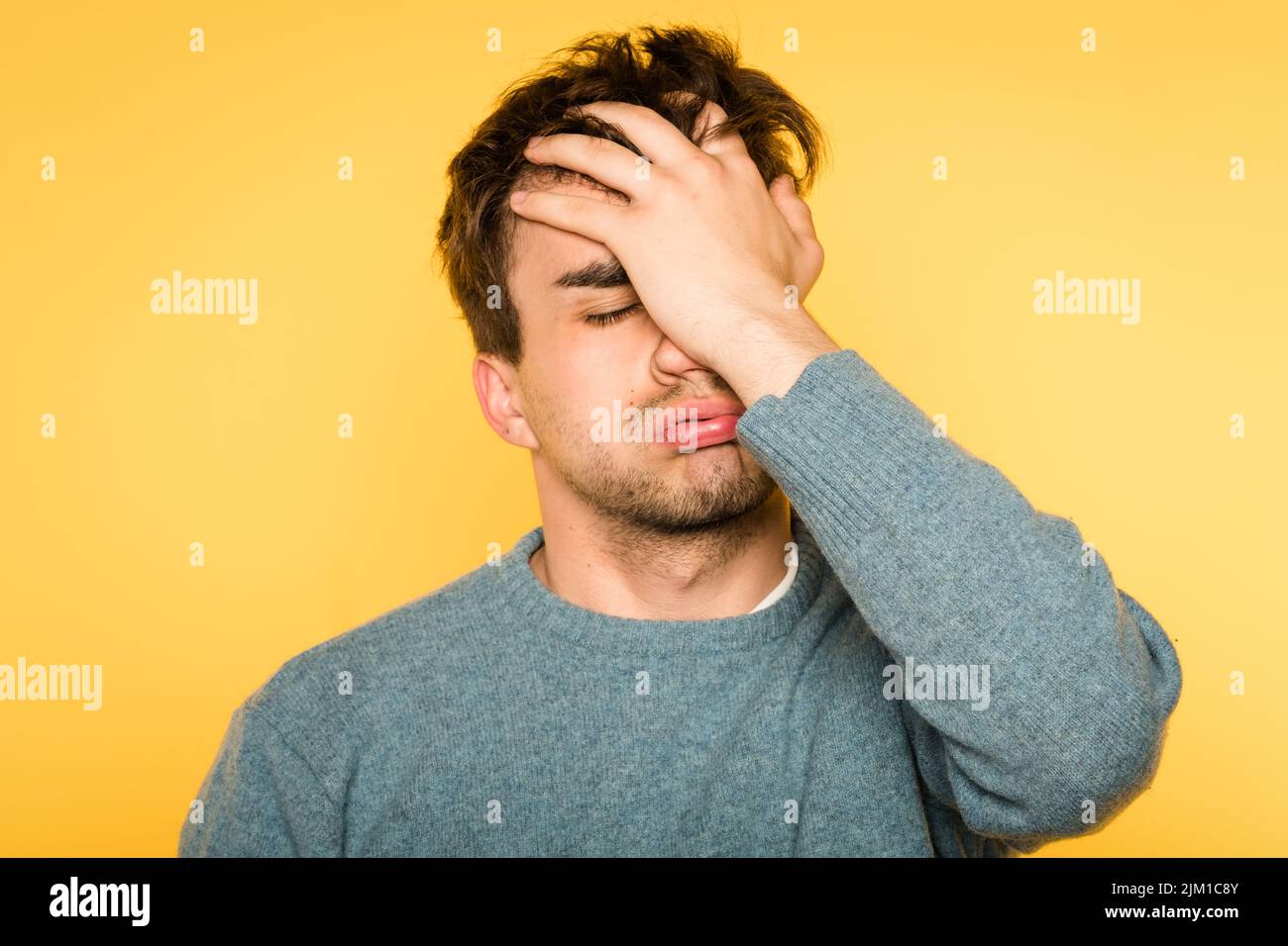 Facepalm verzweifelt frustriert Mann Gefühl Bedauern Stockfoto