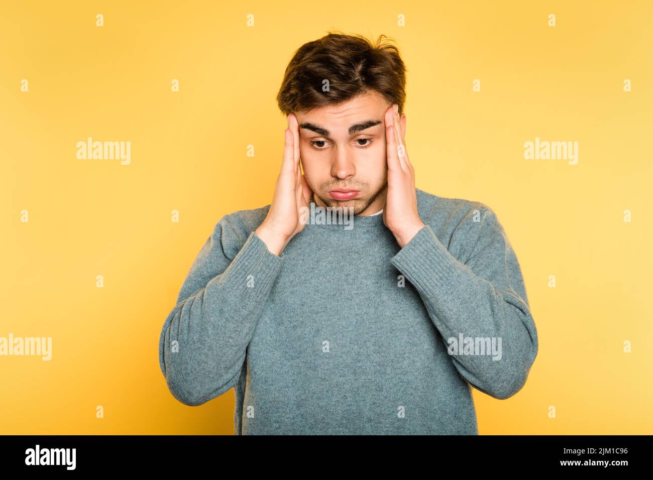 Müde erschöpft verwirrt Mann reiben Tempel Emotion Stockfoto