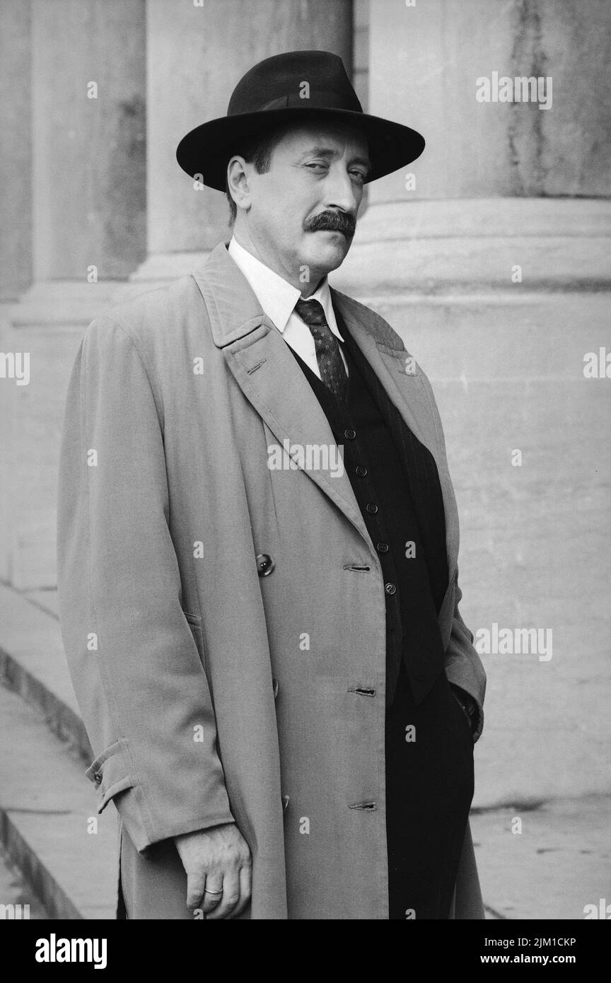 Brüssel, Belgien - 12. August 1992: Philip Jackson auf dem Set von - der Schokoladenbox - Hercule Poirot im Justizpalast in Brüssel Stockfoto