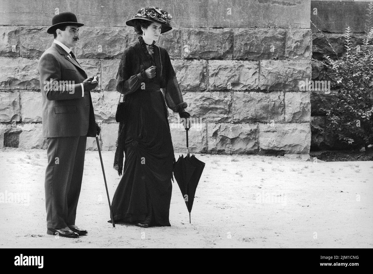 Brüssel, Belgien - 12. August 1992: David Suchet Schauspieler mit Anna Chancellor Schauspielerin am Set von - The Chocolate Box - Hercule Poirot beim Cinquantenaire in Brüssel Stockfoto