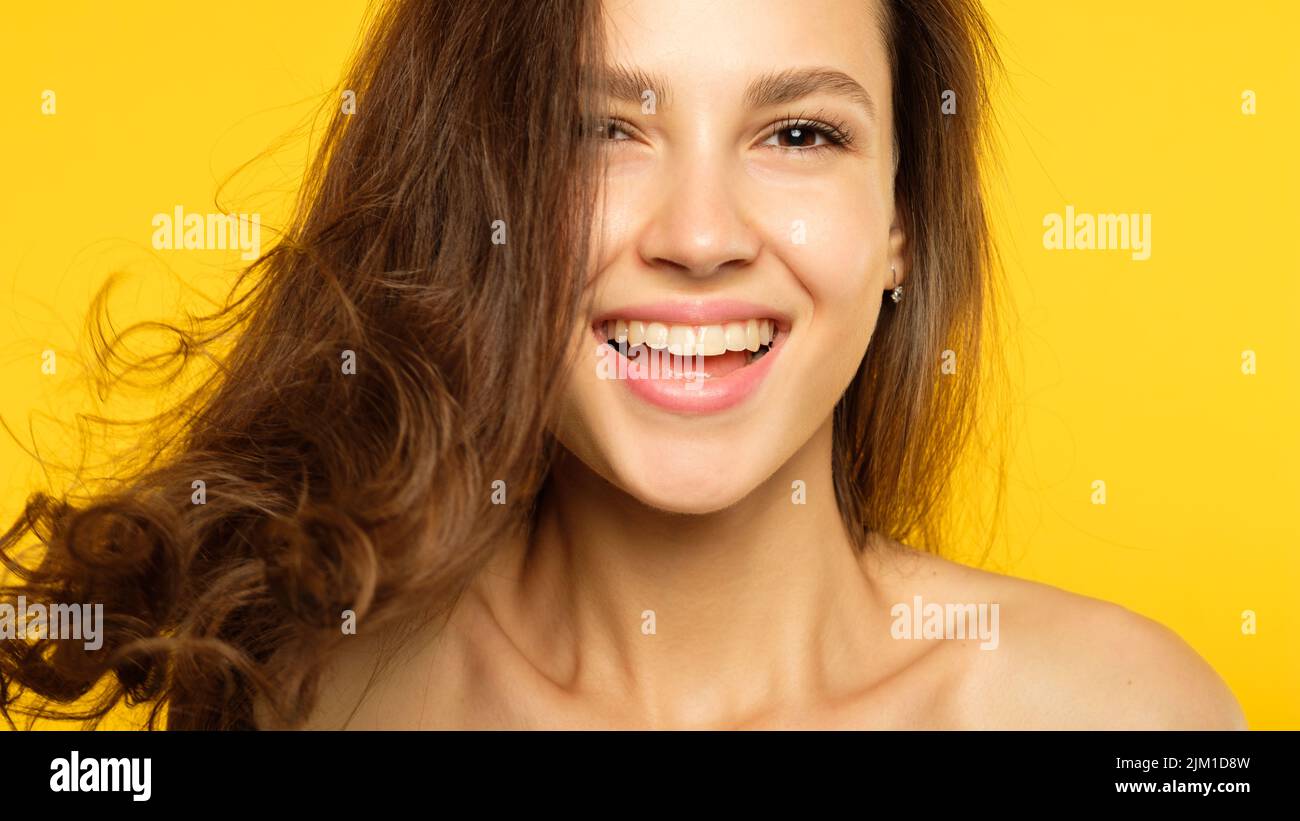 Emotion Gesicht lächelnd lachende Frau selbstzufrieden Stockfoto