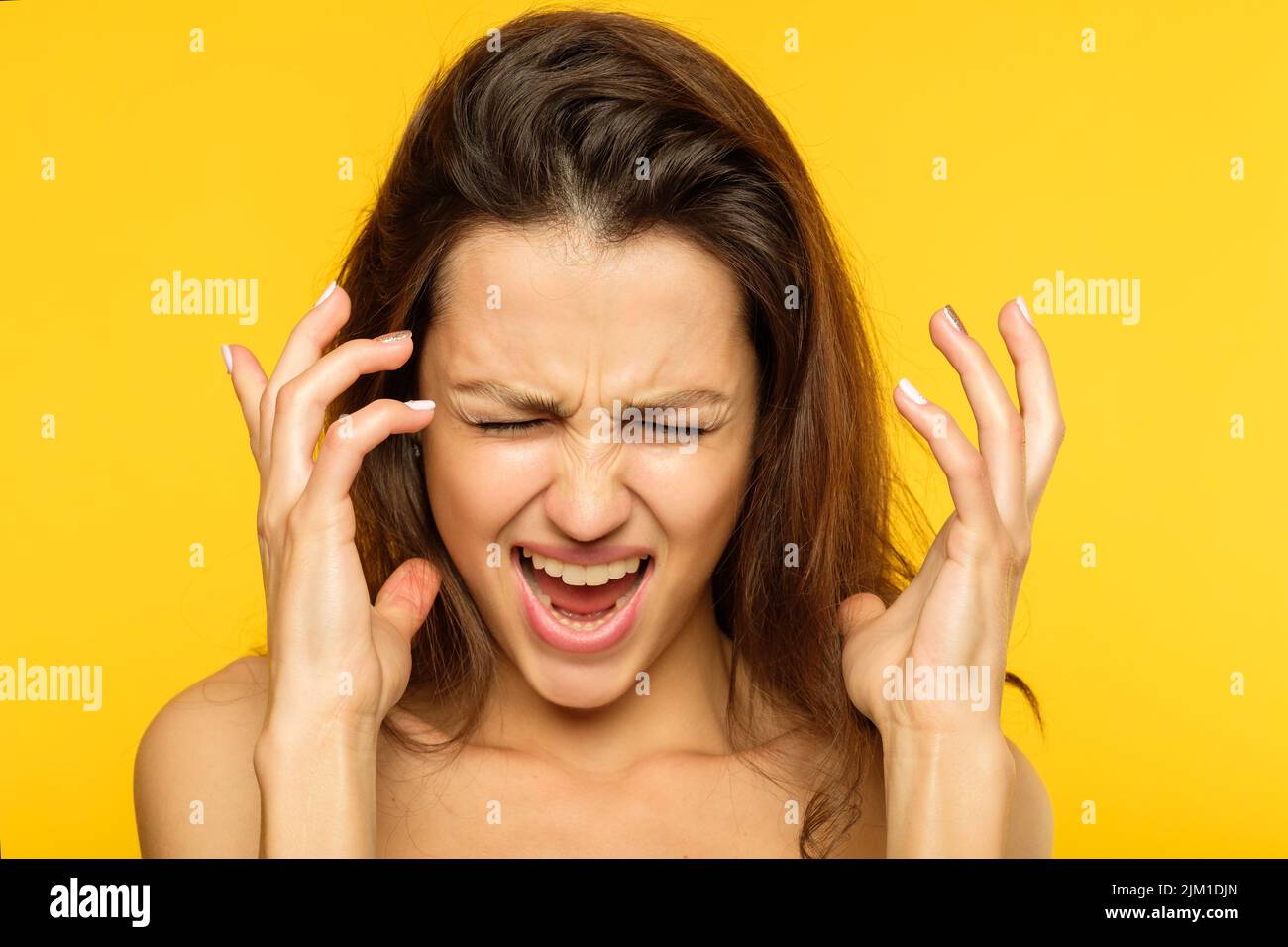 Stress emotionale Zusammenbruch wütend Frau schreiend Stockfoto