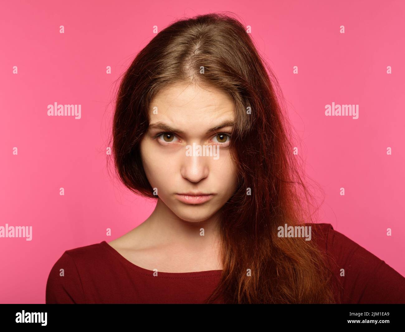 stern Piercing aussehen ernst Kreuz Mädchen Emotion Stockfoto