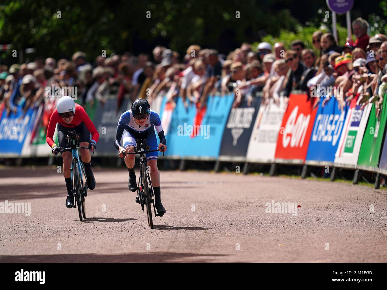 Die Schottlandin Anna Shackley (rechts) und Lizzie Holden von Isle of man am siebten Tag der Commonwealth Games 2022 im West Park in Wolverhampton beim Finale des Einzelzeitfahrens der Frauen. Bilddatum: Donnerstag, 4. August 2022. Stockfoto