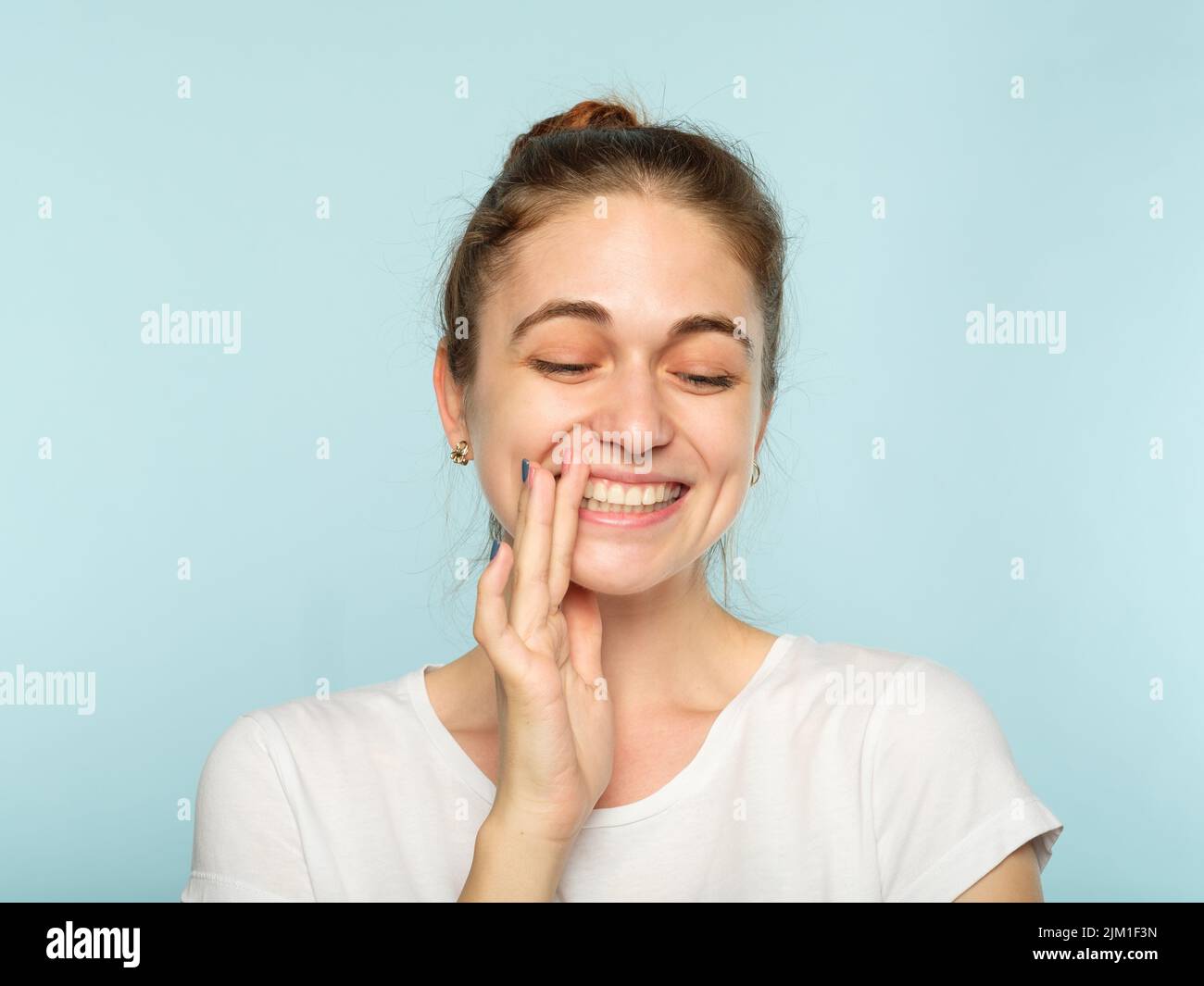Gesichtsausdruck glücklich lächelnd fröhliches Mädchen Stockfoto
