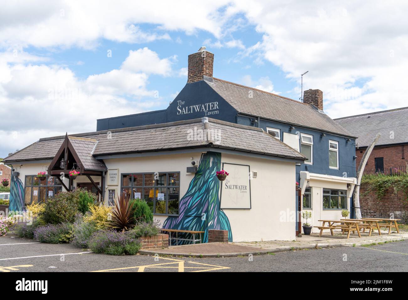 Saltwater Tavern Pub am Fish Quay, North Shields, North Tyneside, Großbritannien, mit Kunstwerken von Bobzilla. Stockfoto