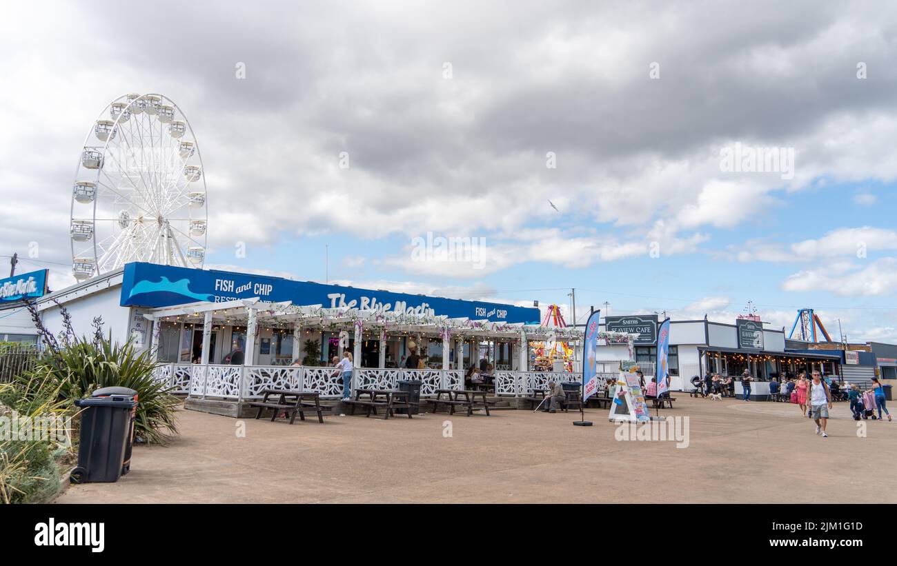 Das Blue Marlin Fish and Chips Restaurant am Meer, in South Shields, South Tyneside, Großbritannien, mit dem Big Wheel dahinter. Stockfoto