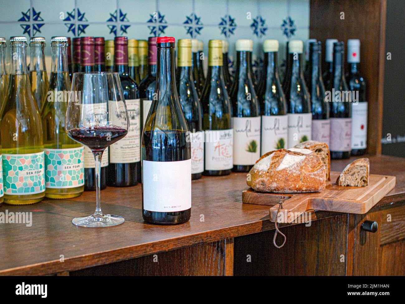 Ein Glas Rotwein mit Brot Stockfoto