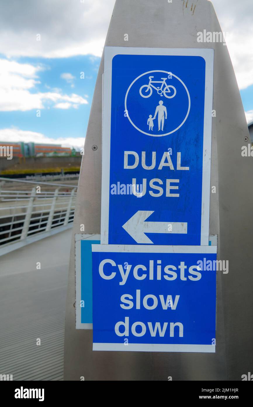 Gemeinsamer oder doppelter Radweg und Fußgängerweg in Newcastle. Straßenschild für die Infrastruktur des öffentlichen Nahverkehrs. Stockfoto