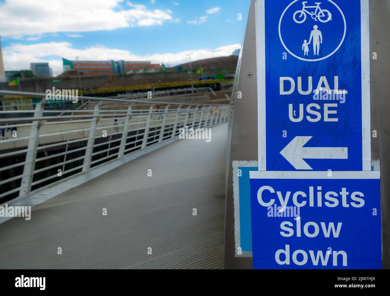 Gemeinsamer oder doppelter Radweg und Fußgängerweg in Newcastle. Straßenschild für die Infrastruktur des öffentlichen Nahverkehrs. Stockfoto
