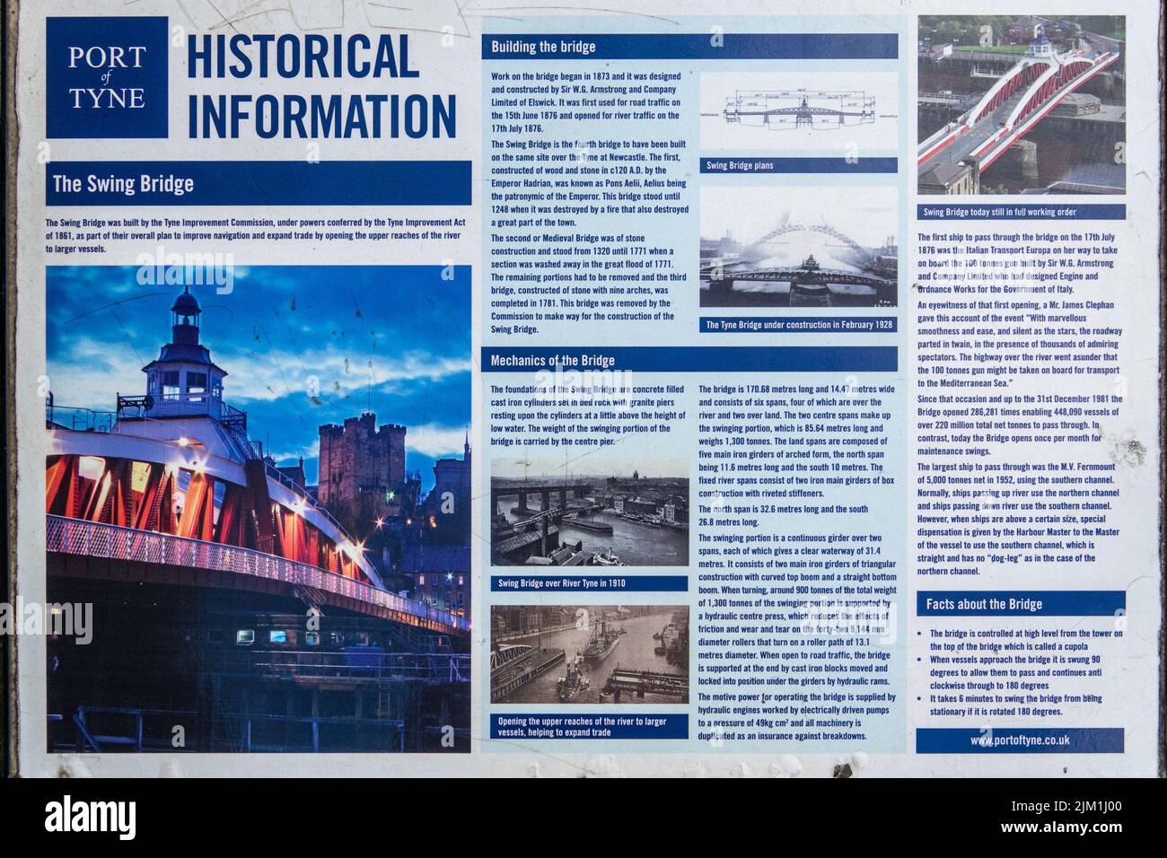 Historische Informationstafel, die die Swing Bridge über den Fluss Tyne auf Newcastle Quayside erklärt Stockfoto